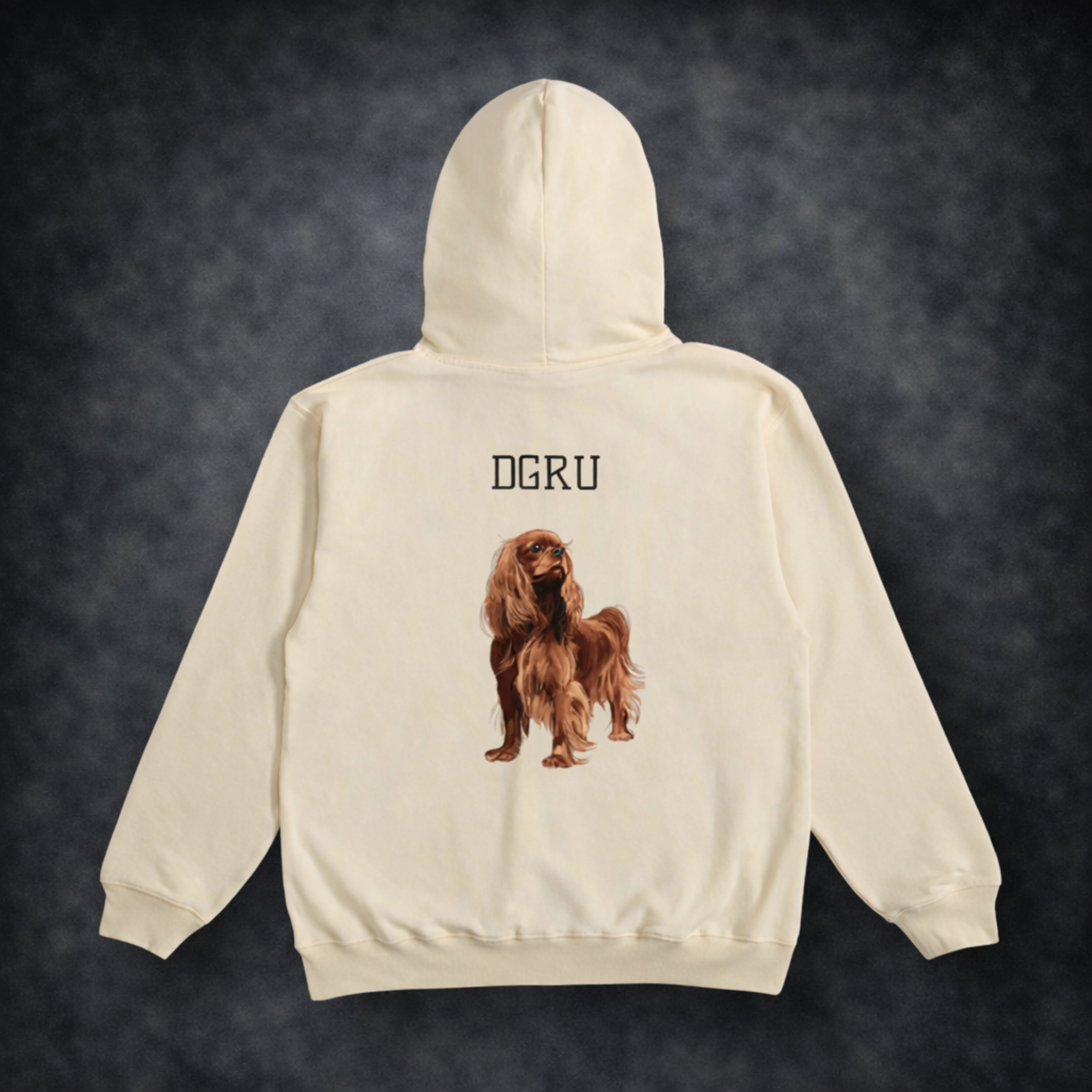 キャバリアのデザインが入ったクリーム色のフーディー