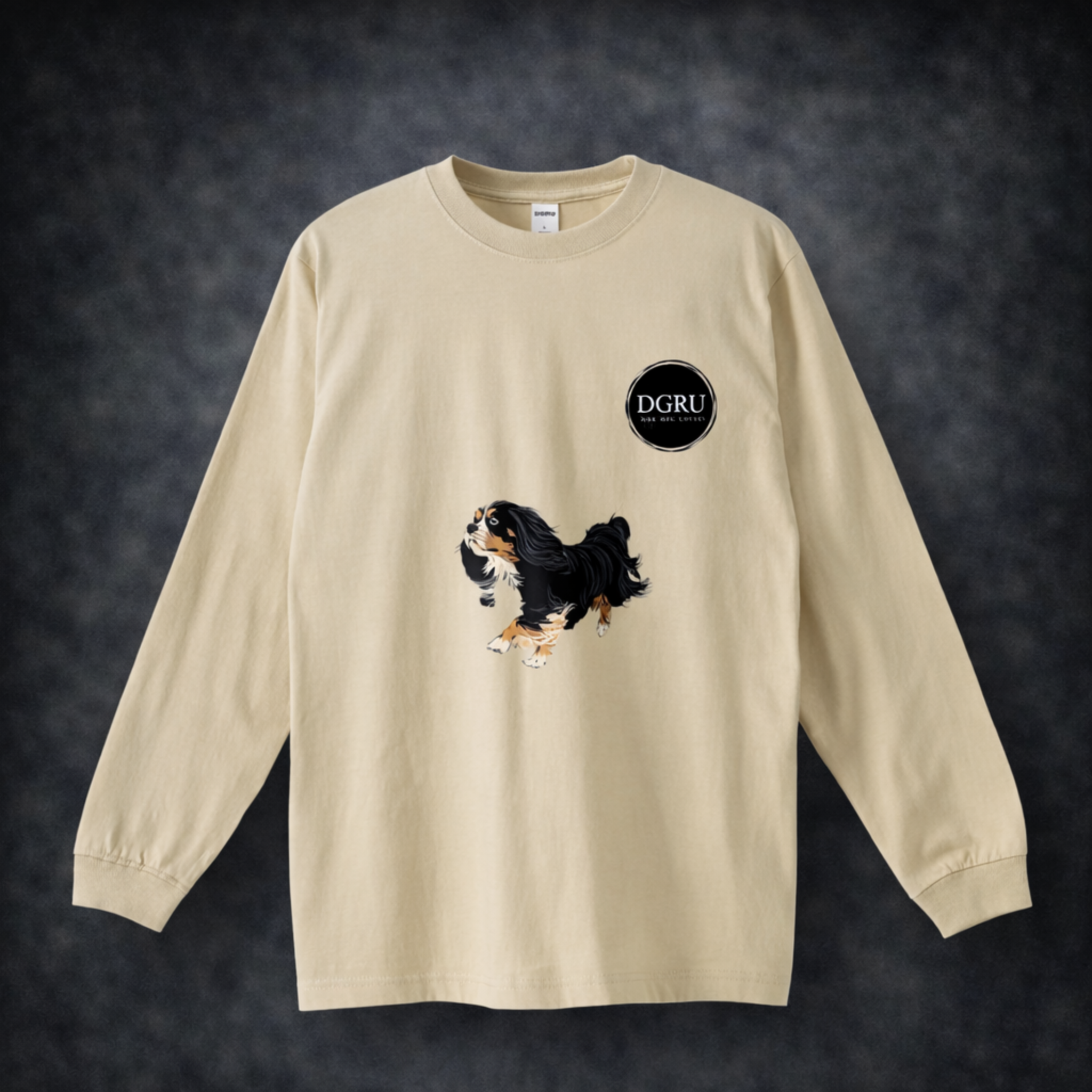 キャバリアとロゴのデザインが入ったロングスリーブTシャツ