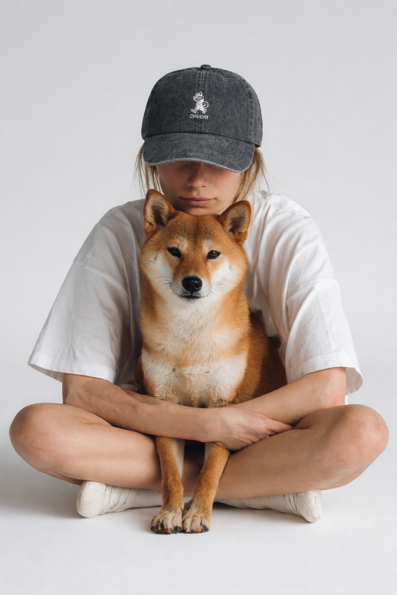 柴犬と一緒に座る女性