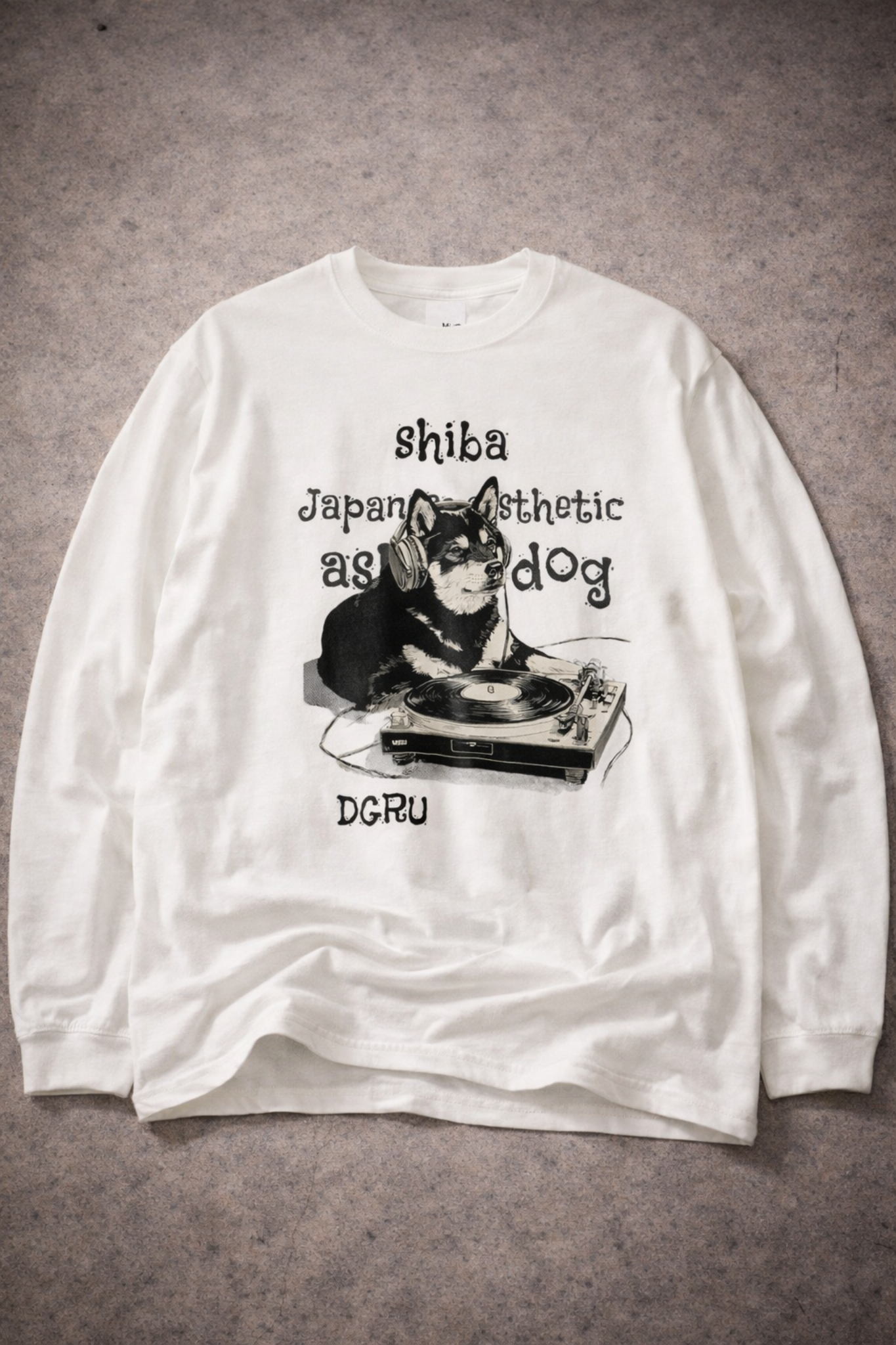 柴犬のグラフィックが入った白のロングスリーブTシャツ
